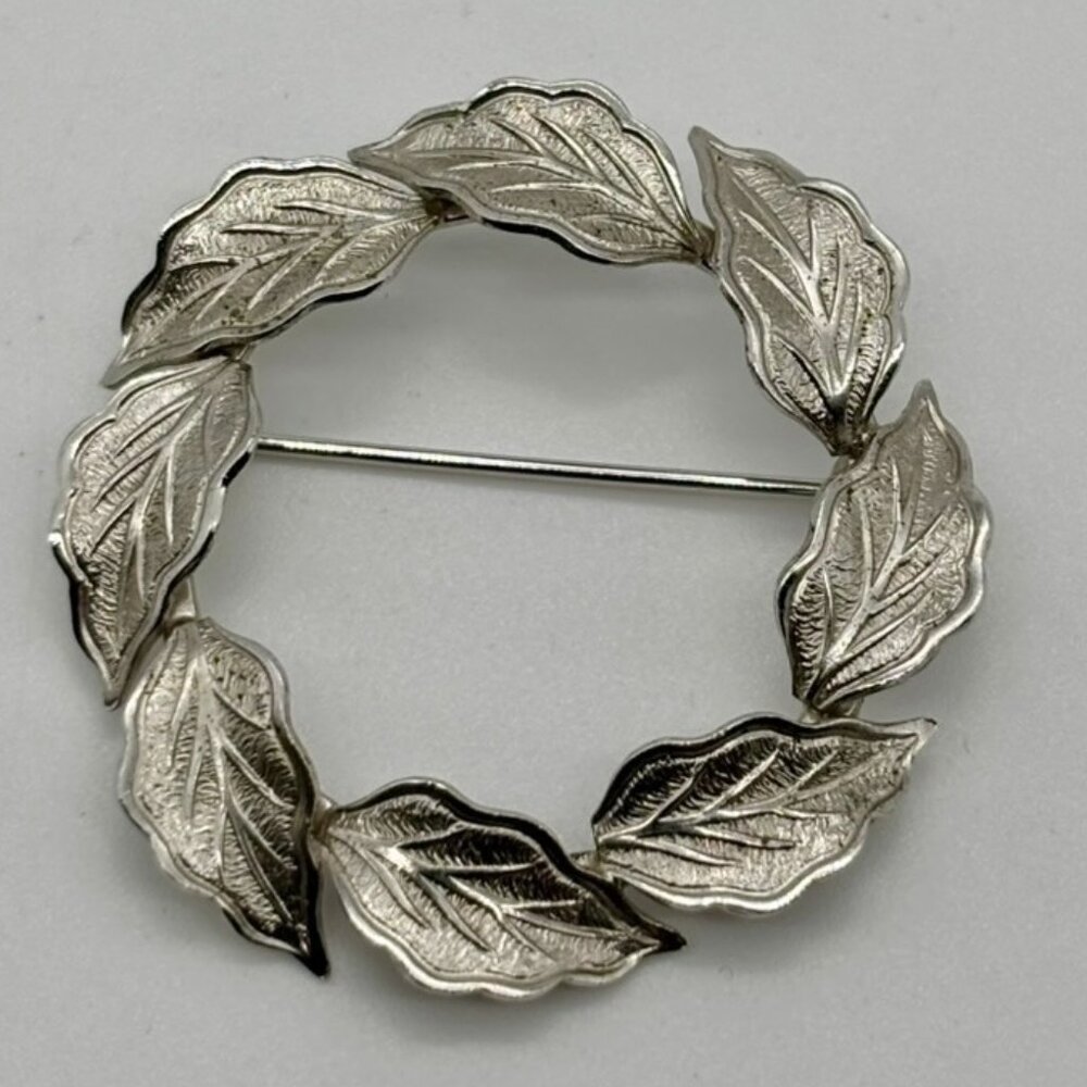 Vintage Wells Sterling Silver Wreath Brooch, Signed "Wells" and Marked Sterling - Picture 2 of 5